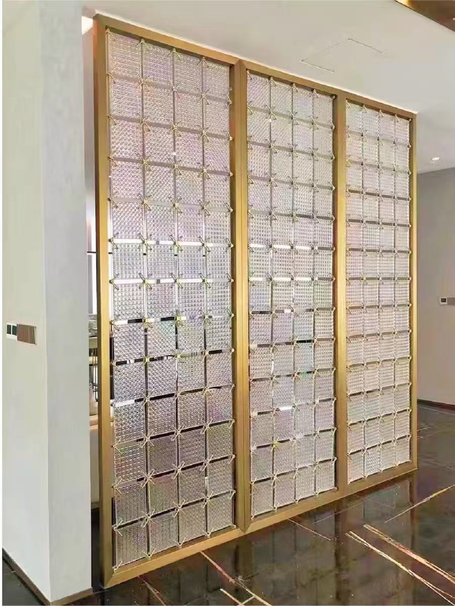 現代輕奢金屬屏風客廳玄關不銹鋼外框編織鋼絲夾絲水晶玻璃幾何隔斷裝飾屏風