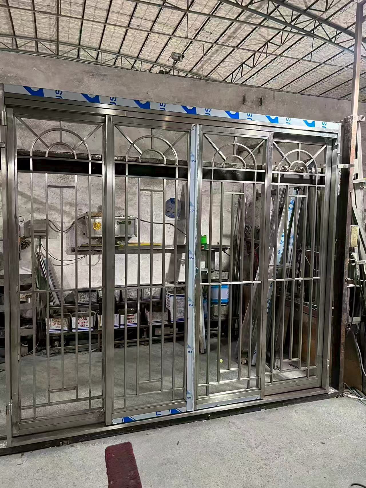 高級別墅四扇折疊不鏽鋼門 香港住宅村屋車庫原色鏡面拉絲半圓弧格柵防盜大閘定制