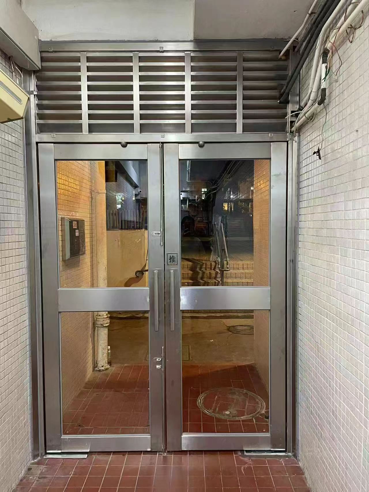 不鏽鋼公共大廈後門對開玻璃門 香港屋邨走火通道通風格柵鐵閘定制