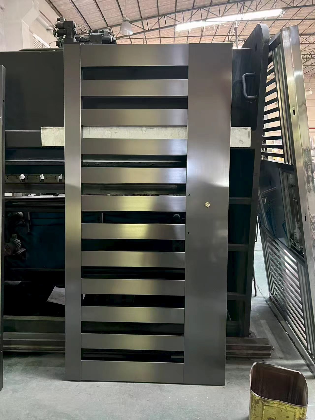高級現代極簡橫條格柵不鏽鋼門 香港別墅別墅豪宅黑鈦金拉絲防盜大閘定制