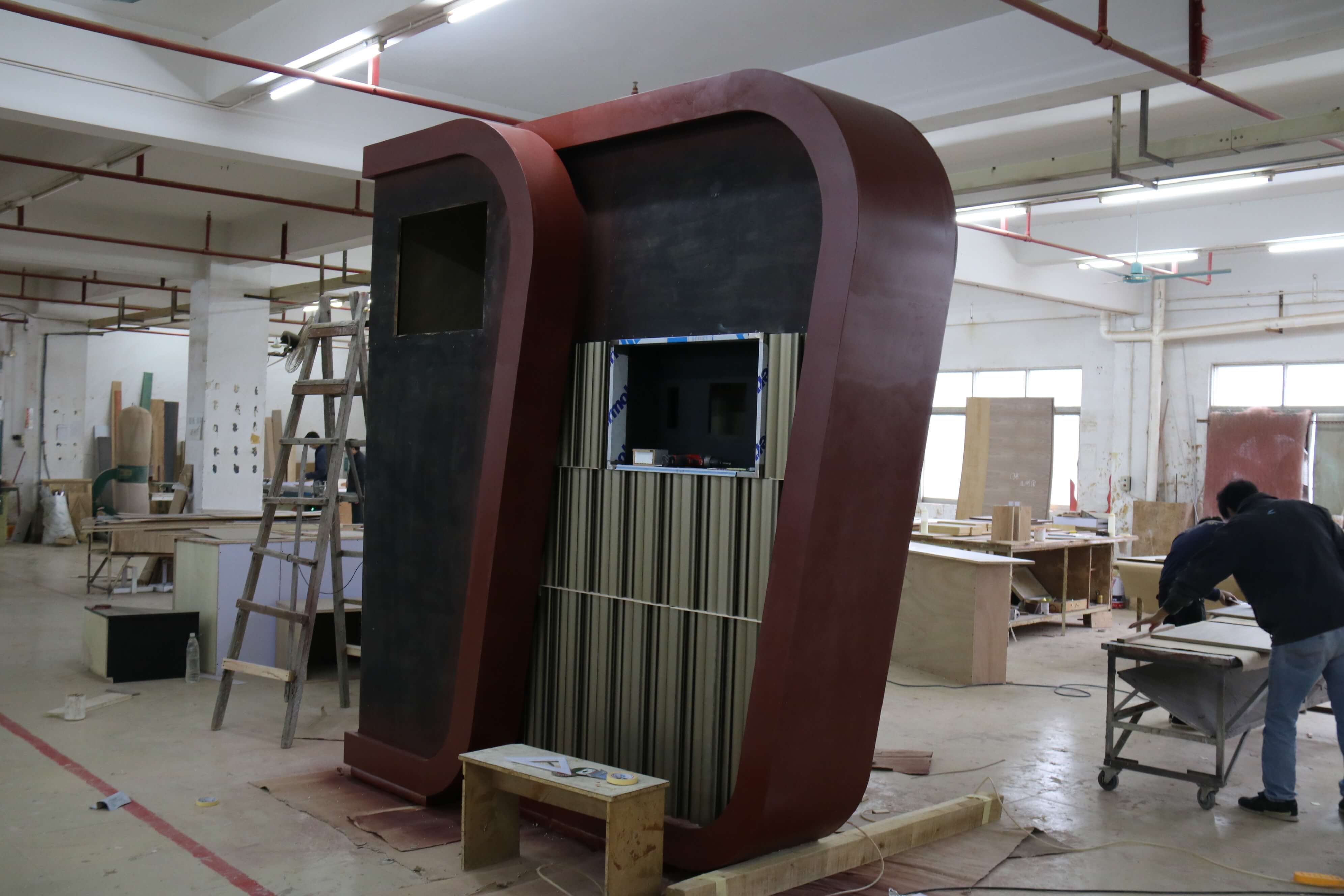 香港高級訂造傢俬大型異形雙側大圓弧特色牆 辦公室展廳立體格柵多媒體開孔牆身工程