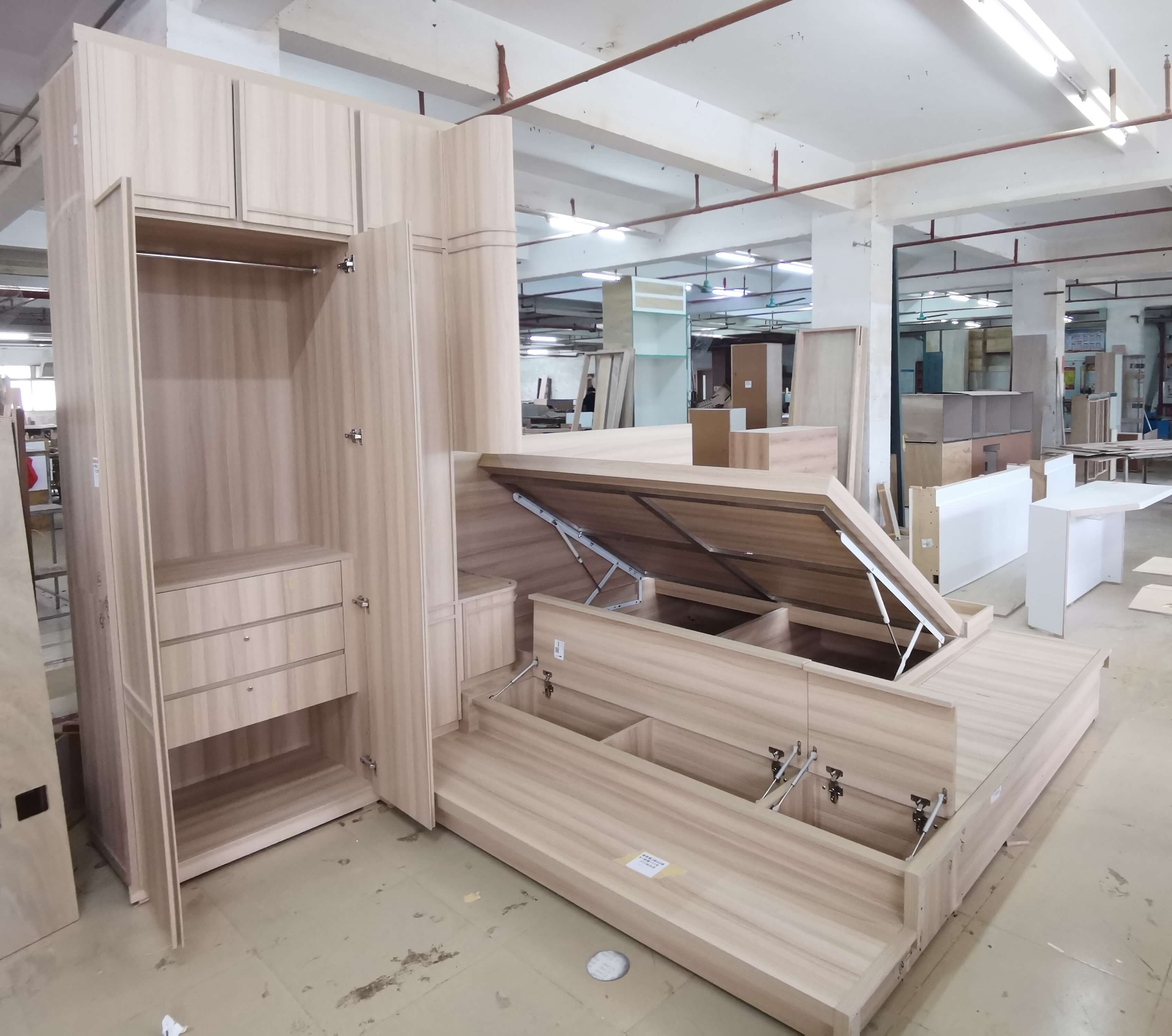 工廠現場組裝展示OULA全屋整裝木質油壓氣撐掀床地台與臥室多功能通頂衣櫃一體化工程，支持香港高尚住宅100%按CAD圖紙客製化定制，採用大容量收納重型氣動掀床（Gas Lift Storage Bed）、側邊對開門通頂掛衣櫃與精緻木紋免漆板材。 / Factory site assembly showcasing OULA integrated whole-house wooden gas-lift storage platform bed and bedroom multifunctional floor-to-ceiling wardrobe joinery engineering, supporting 100% customization based on CAD blueprints for Hong Kong premium residences, featuring a heavy-duty hydraulic gas-lift mechanism for maximum under-bed storage, floor-to-ceiling side double-door closets, and refined wood-grain eco-boards.