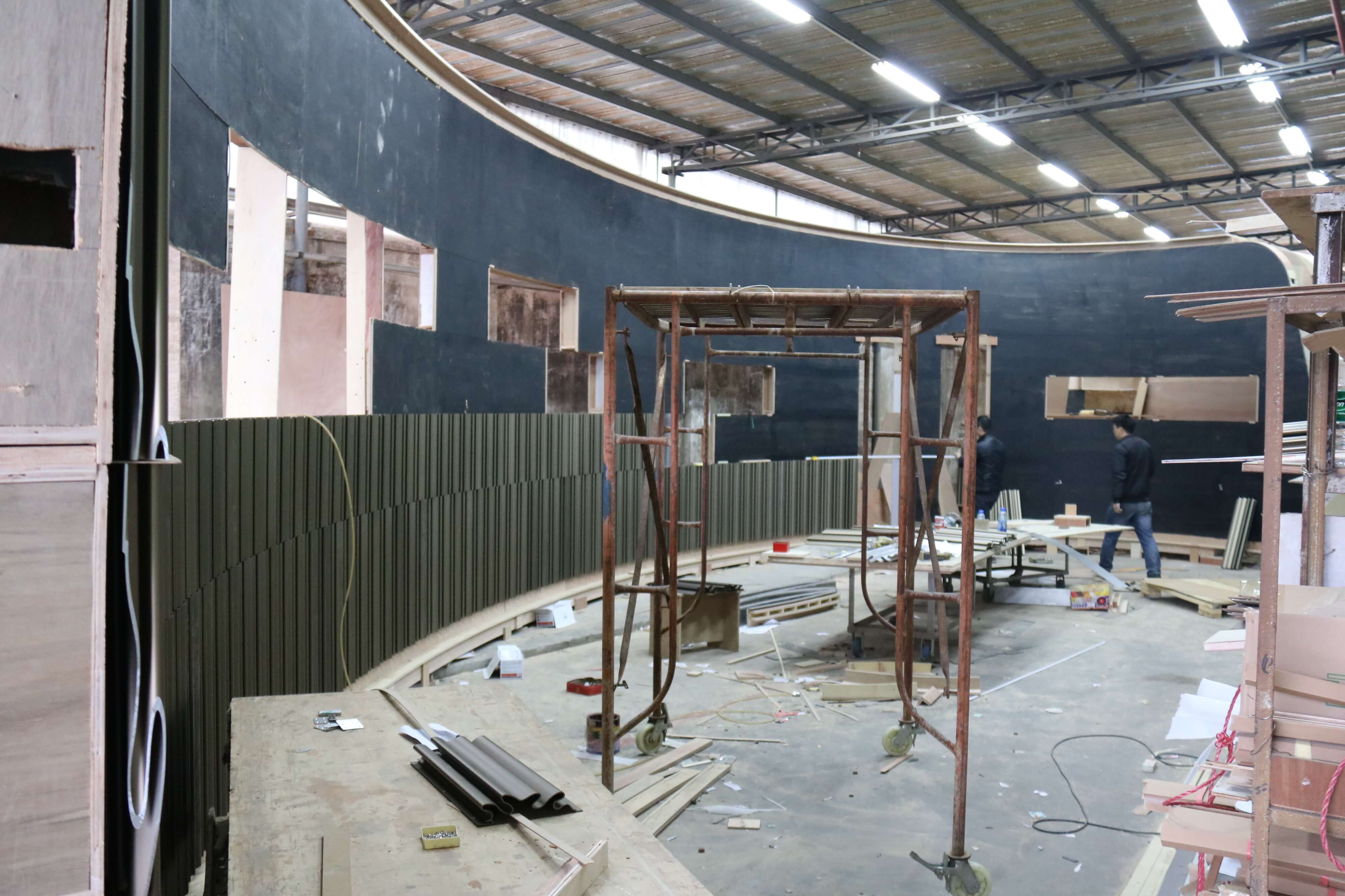 香港高級訂造傢俬大型弧形格柵特色牆 辦公室展廳多媒體開孔一體化牆身工程